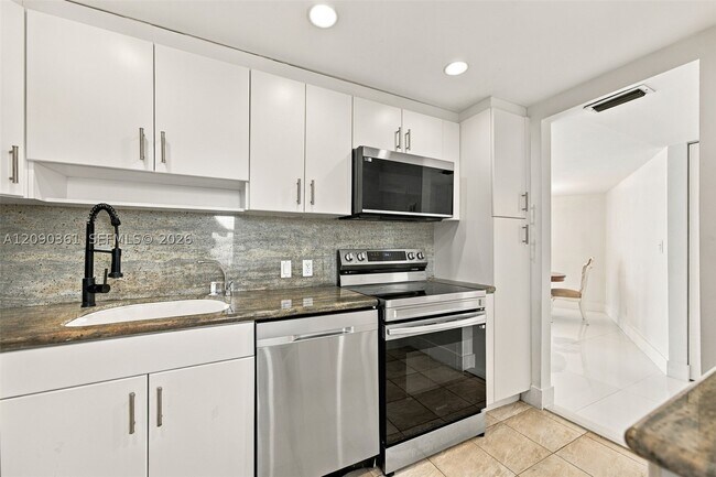 Building Photo - 3475 N Country Club Dr