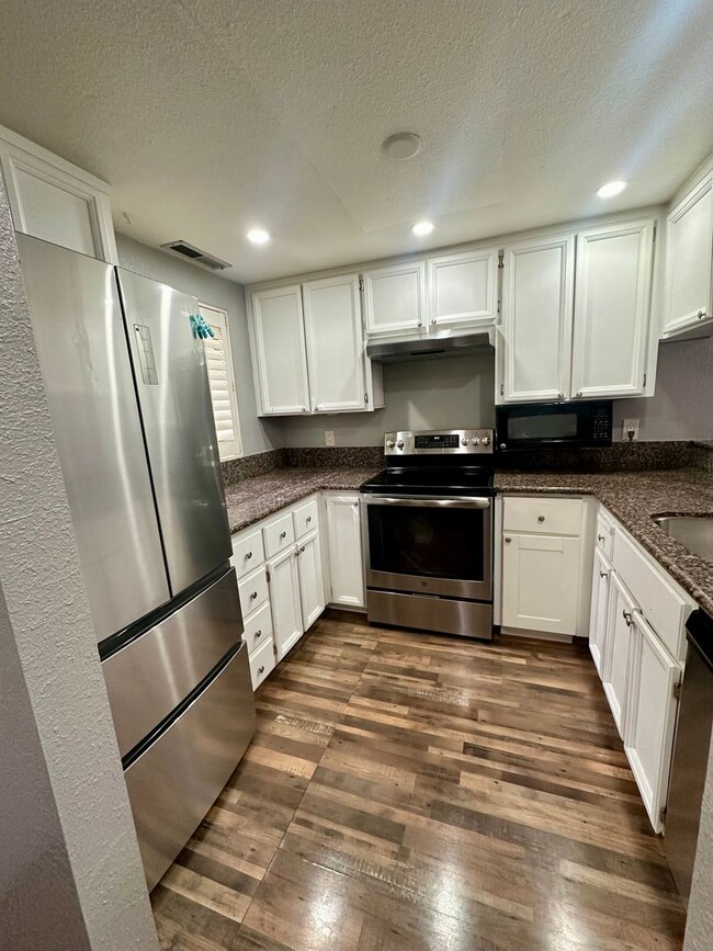 Building Photo - Charming 2 Bed 1.5 Bath Condo in Newark! Available August 1st!