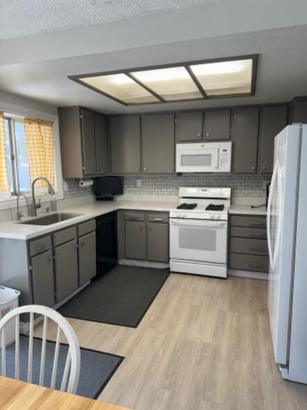 Building Photo - 1832 W Ave K11