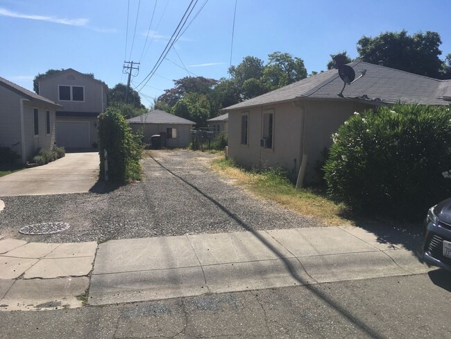 Building Photo - 2 Bedroom, 1 Bathroom Roseville Cottage for Lease.