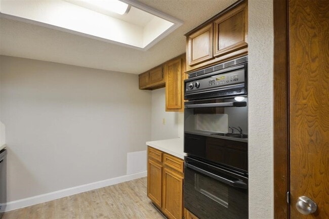 Building Photo - 1326 Town Cir