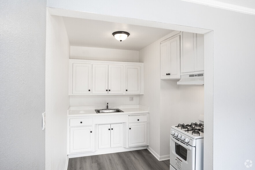 1BR, 1BA - 465SF - Kitchen - Chanteclair Apartments