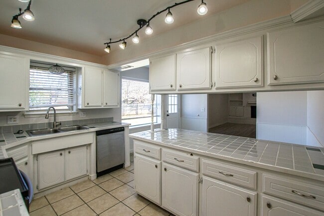 Building Photo - 224 S Bouziden Dr