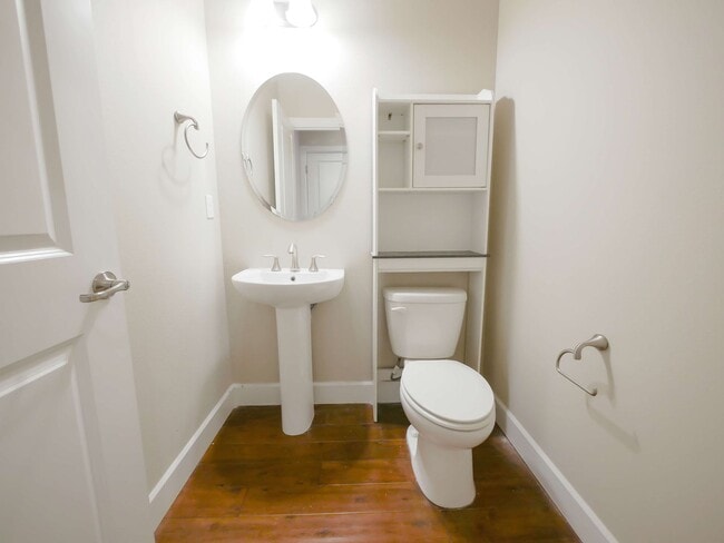 Building Photo - 4 Bed and 2.5 Bath Beautiful Single-family...