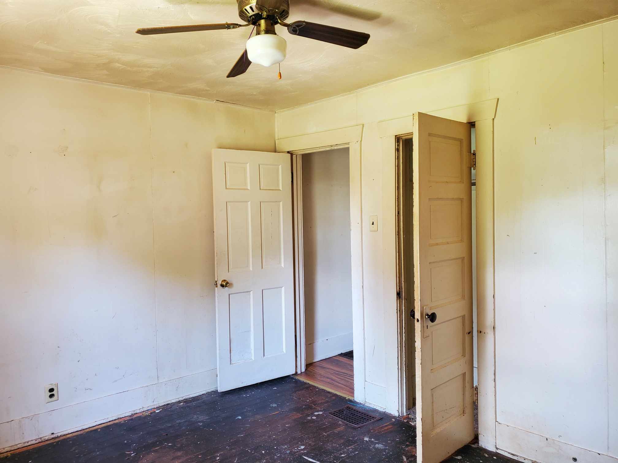 Building Photo - 1305 E Lawrence St