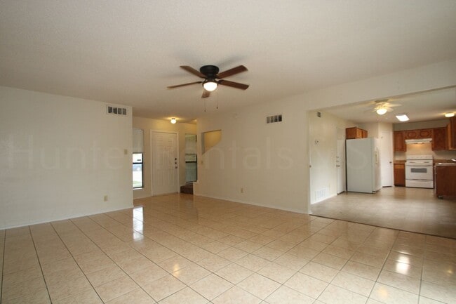 Building Photo - Check Out This Home!