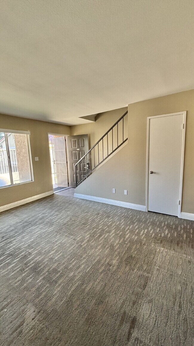 Building Photo - 2 Bedrooms Townhome Availble For Rent in I...