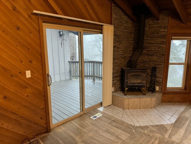 Building Photo - Spacious secluded house in Thurston Hills!