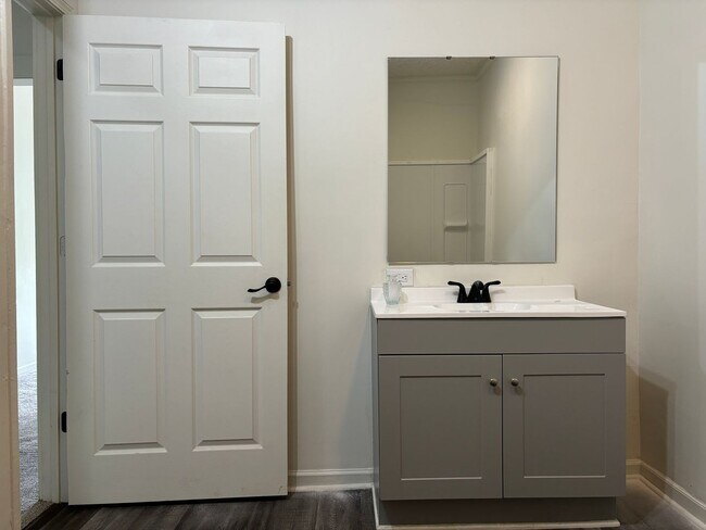 Building Photo - Newly Renovated 2 Bed/ 2 Bath- Great Downt...