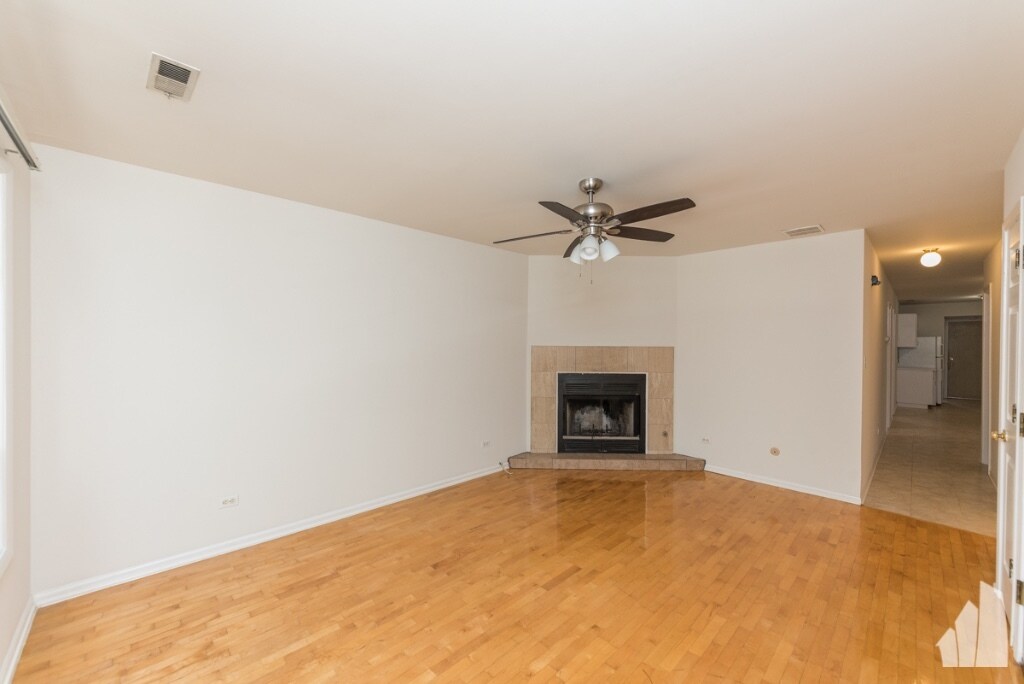 Building Photo - 845 N Hoyne Ave
