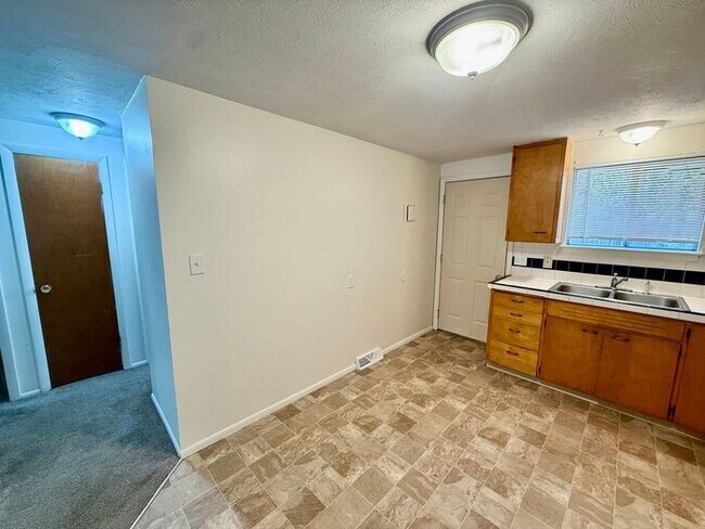 Building Photo - Cozy 2 Bed/1 Bath Duplex Near Lake Loveland!