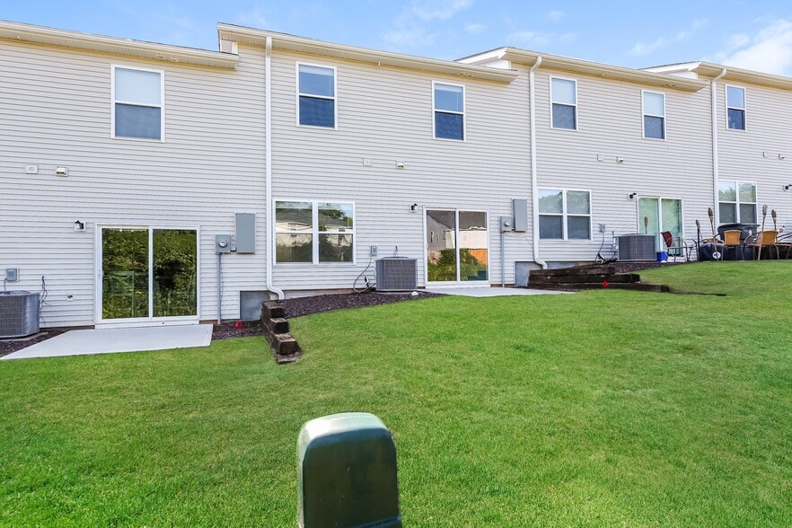 Building Photo - 124 S 711