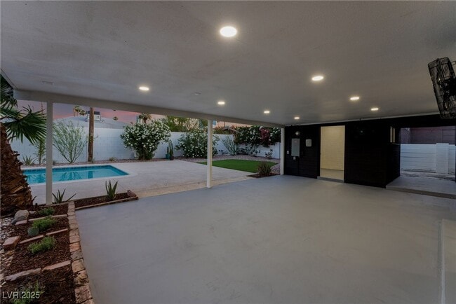 Building Photo - 548 E Oakey Blvd