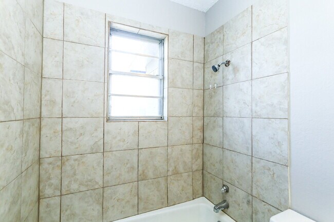 Building Photo - 2 Bedroom Duplex!