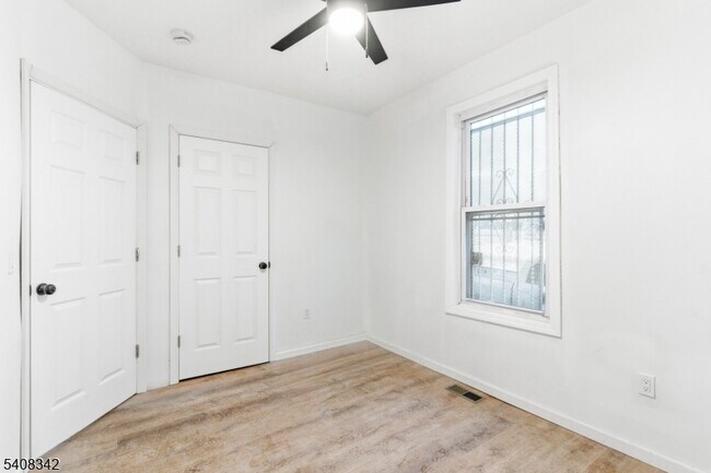 Building Photo - 528 S 13th St