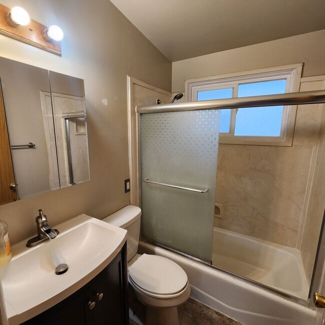 Building Photo - One Level Westside Ranch 4 bd, Single Garage