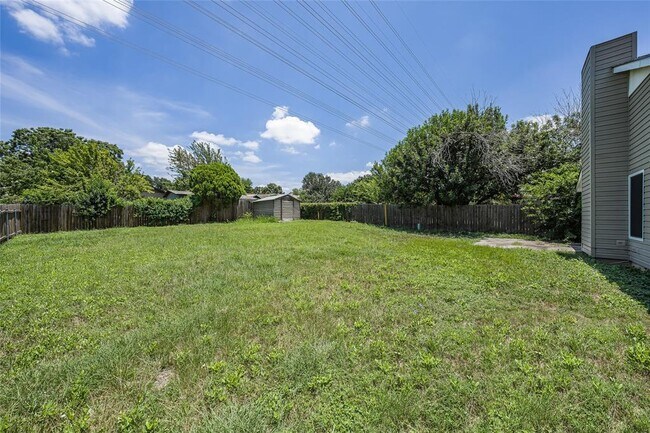 Building Photo - 914 Peggotty Pl