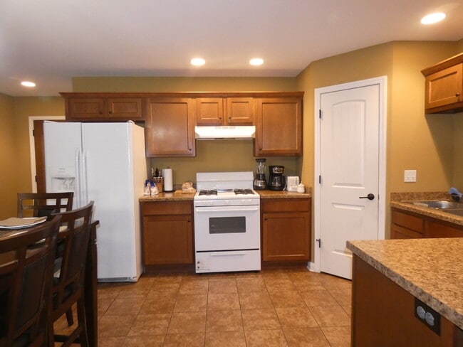 Building Photo - 627 N Edgemere Dr