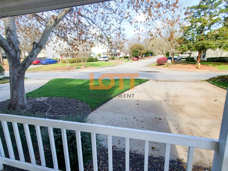 Building Photo - 32 Huntsfield Dr