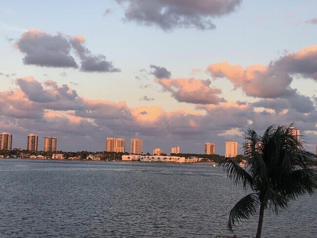 Building Photo - 3040 Lake Shore Dr