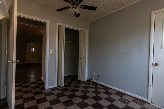 Building Photo - 810 E Lewis St