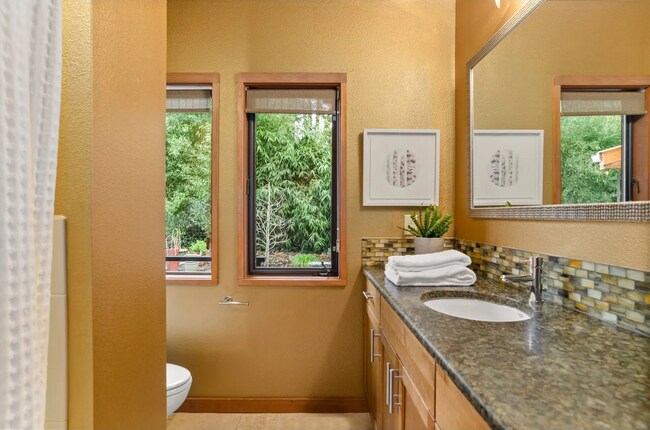 Building Photo - Stunning Portland Home with Open Floor Plan, Gourmet Kitchen, and Spa-Like Bathroom!