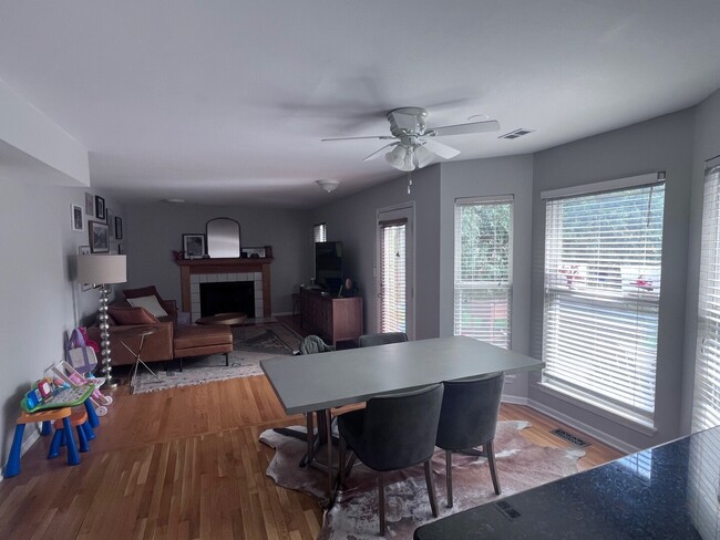 Building Photo - 1028 Lakewood Cir
