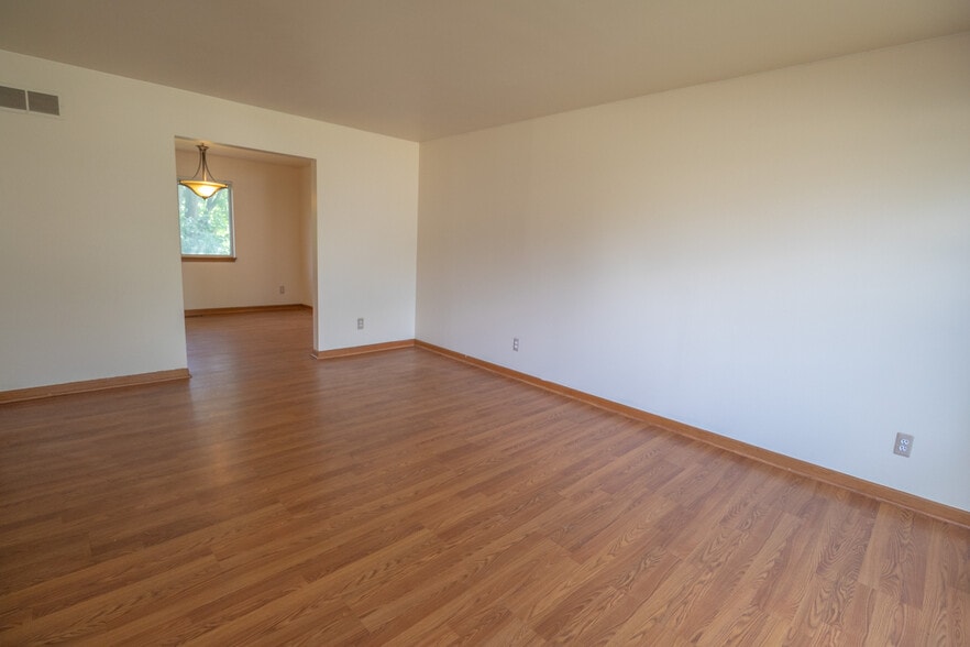 Building Photo - 42091 Greenwood Dr