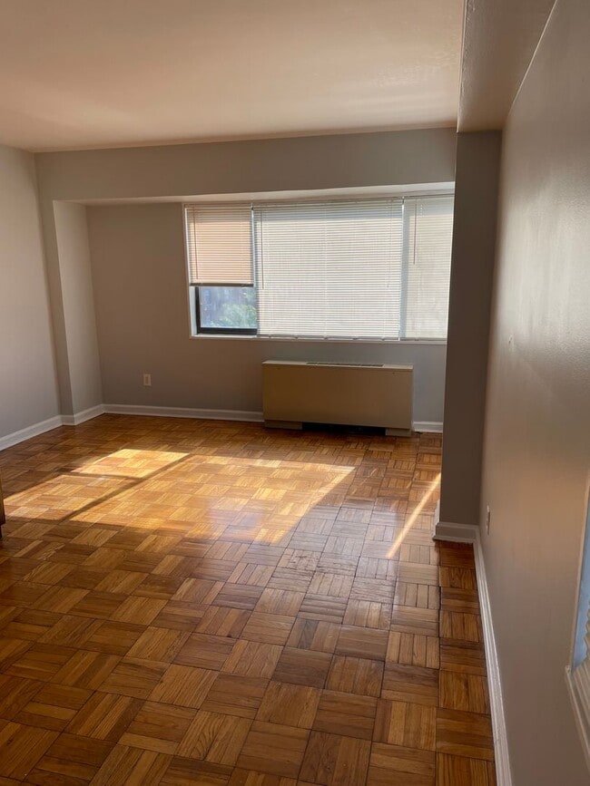 Building Photo - Spacious Studio Apartment in Cleveland Park
