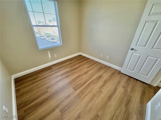 Building Photo - 10992 Scotch Rose St