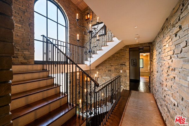 Building Photo - 964 Palisades Beach Rd