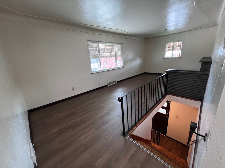 Building Photo - 609 8th St