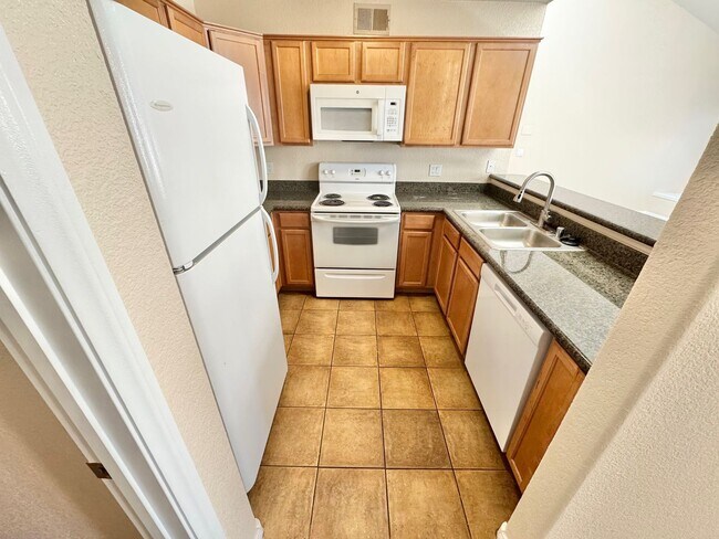 Building Photo - CUTE 2ND FLOOR UNIT, 2 BEDROOM/2 BATH CONDO!