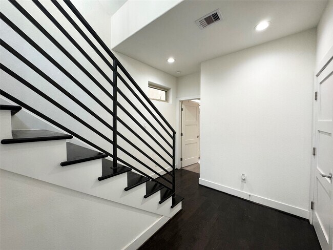 Primary Photo - 2905 Gillespie St