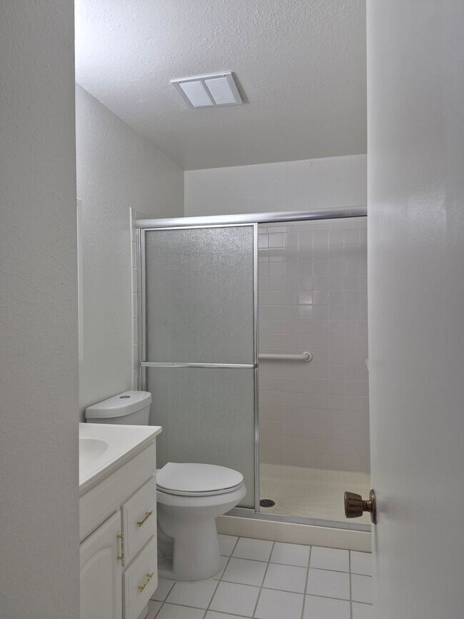 Building Photo - 925 Country Club Dr SE