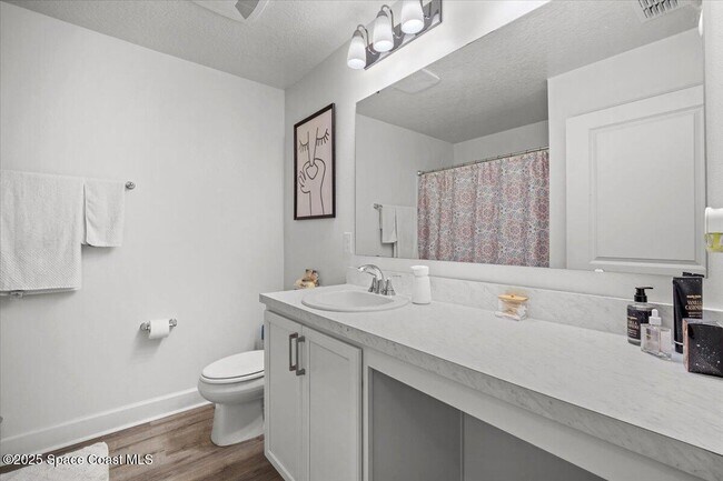 Building Photo - 527 Glaspell Cir SE