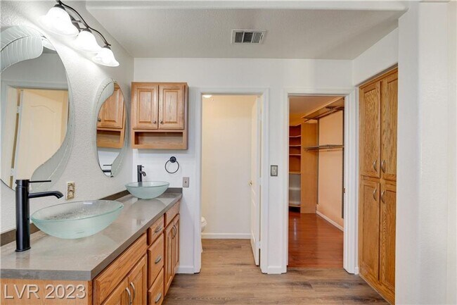 Building Photo - 4 BEDROOM HOME WITH PRIMARY BEDROOM DOWNST...