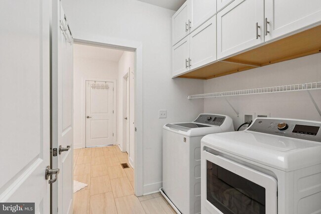 Building Photo - 2 Dogleg Ln