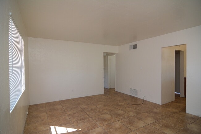Building Photo - Updated 2 Bedroom 1 Bath Home! Great Central Location!