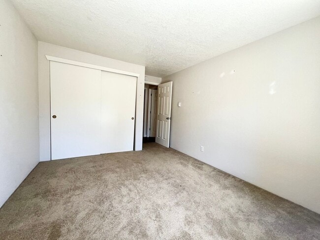 Building Photo - 2 Bed 1 Bath Apartment in Lake Oswego!