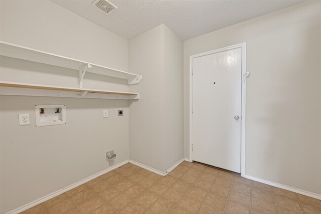 Building Photo - 20631 Tayman Oaks Dr