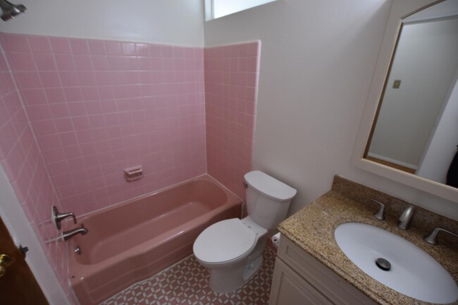 Building Photo - 4015 Heathfield Rd