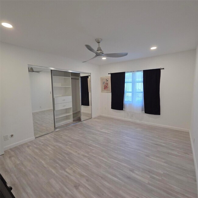 Building Photo - 5385 Lakefront Blvd