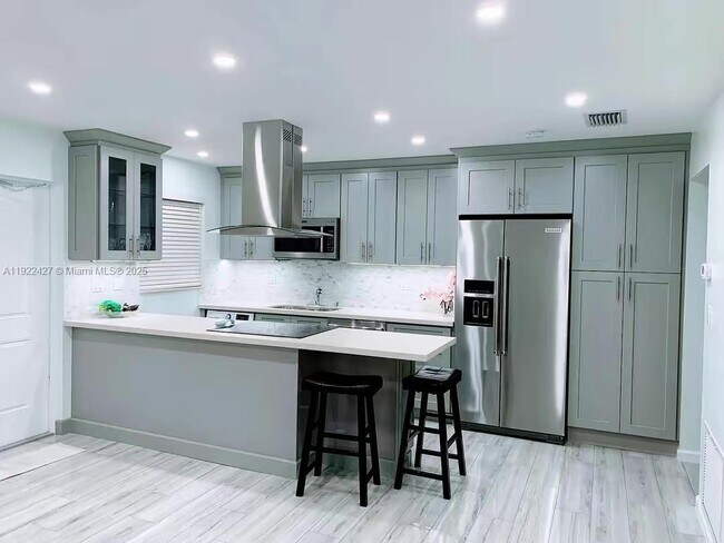 Building Photo - 600 NE 7th Ave