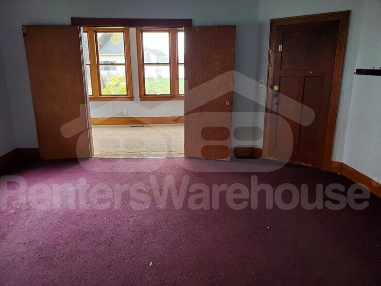 Building Photo - 407 N Elm Ave