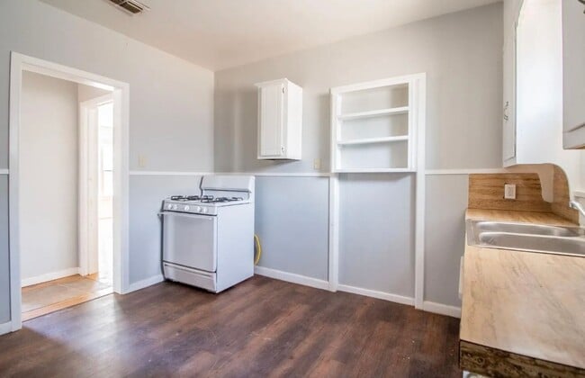 Building Photo - Great 3 Bedroom 1 bathroom house close to ...