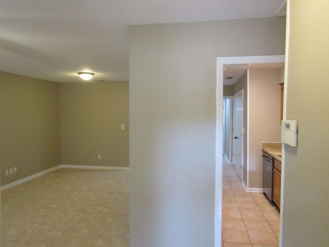 Building Photo - 255 Garden Cir