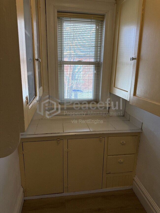 Building Photo - 128 E Truman Ave