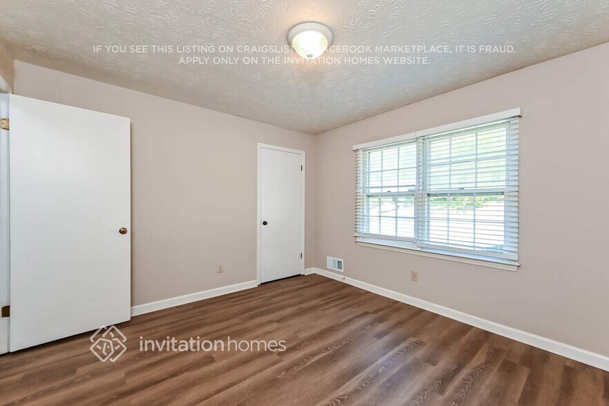 Building Photo - 1460 Sundale Dr