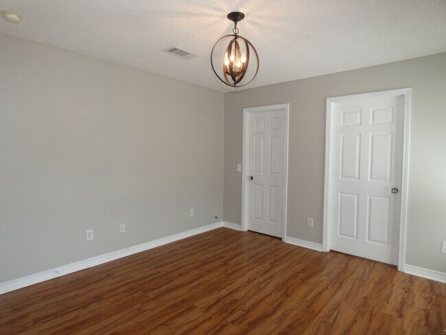 Building Photo - Charming Brick Home - Stonebrook